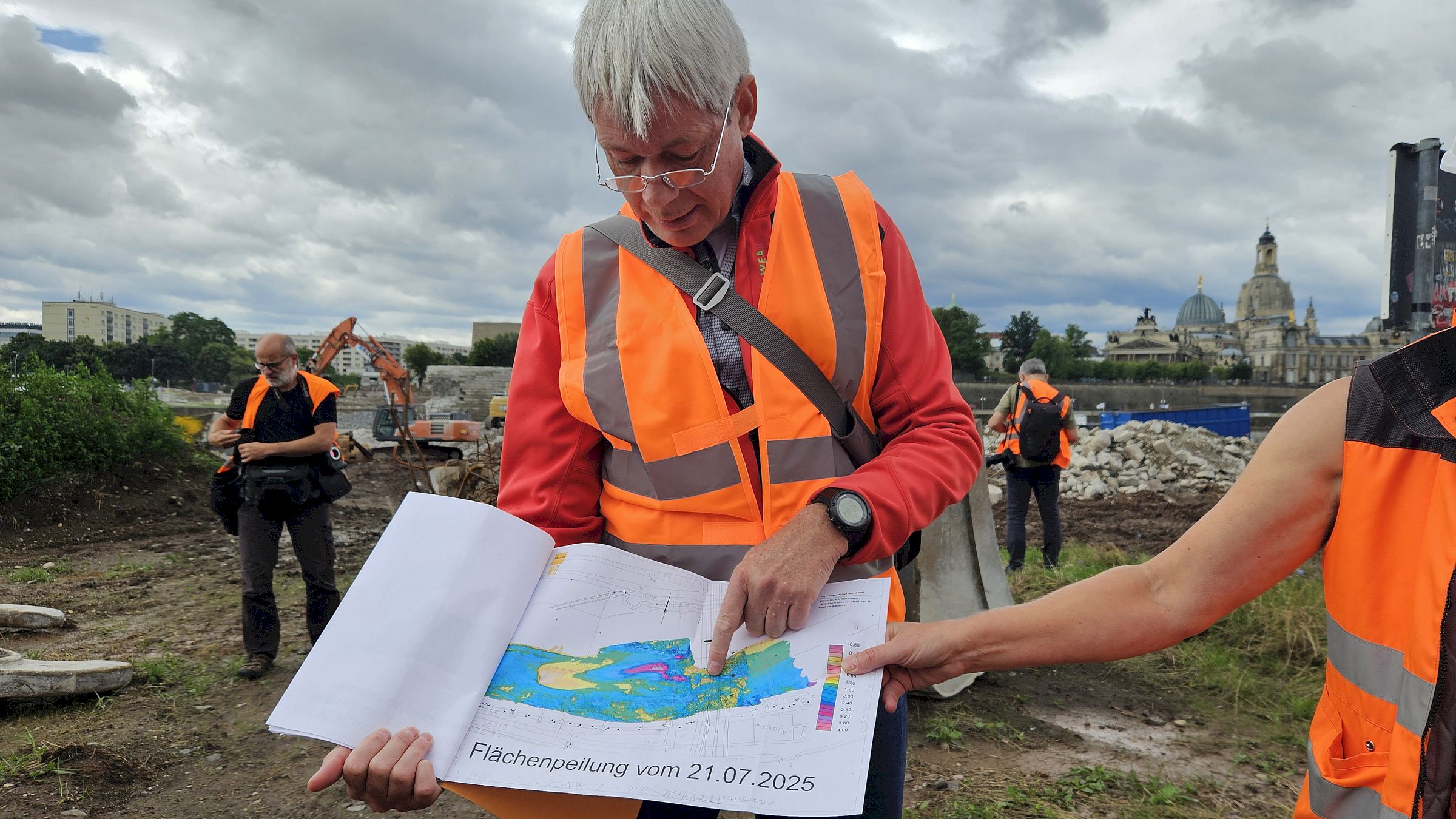 Violett sind die Ausspülungen, gelb die Sandbank. Beides muss ausgeglichen werden. Foto: Anton Launer