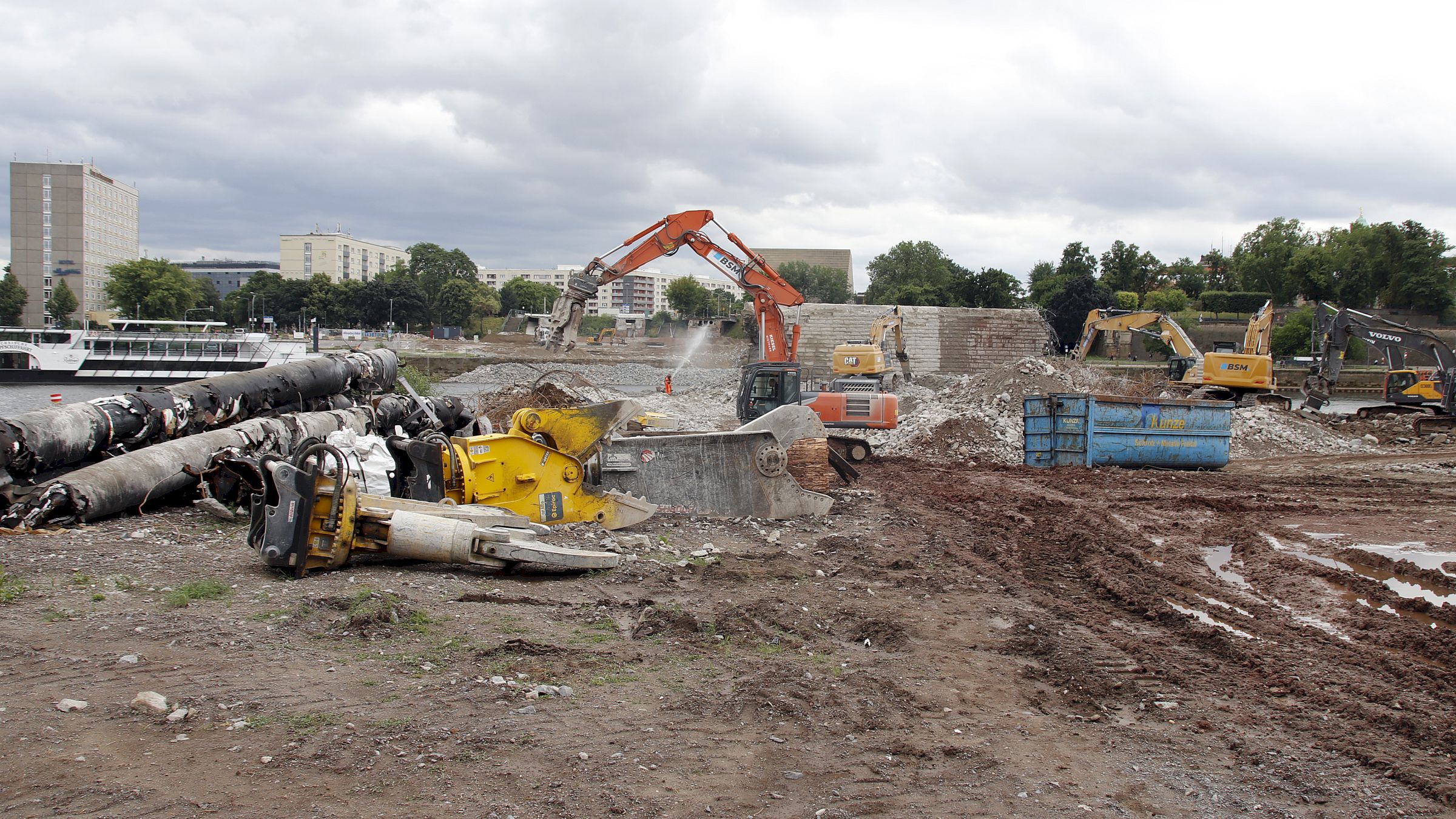 Die Brücke ist weg. Foto: Anton Launer