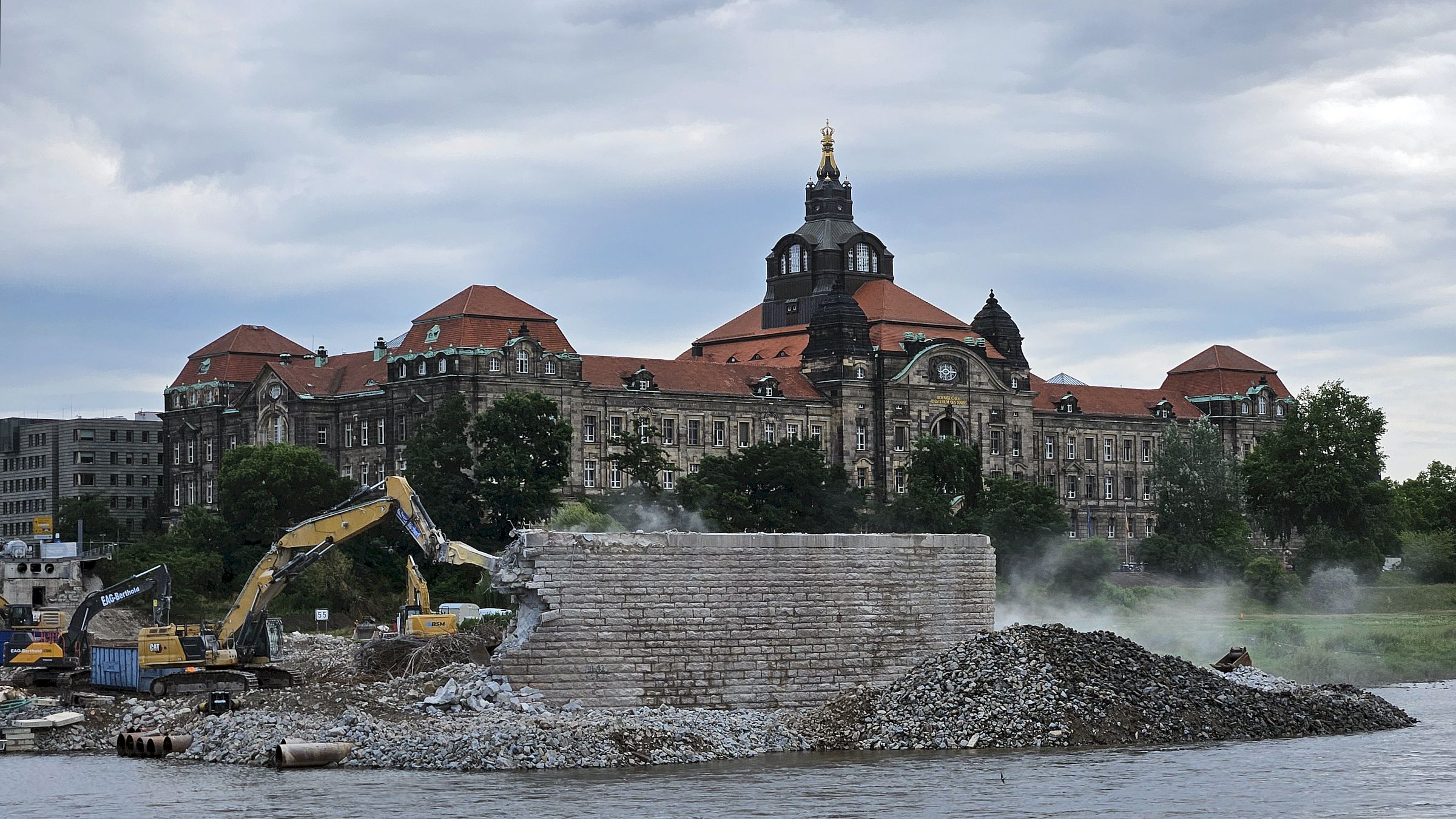 Die letzten Abrissarbeiten beschäftigen sich mit dem Pfeiler D. Der war einst mit dem Naddl&Ronny-Schriftzug verziert. Foto: Anton Launer