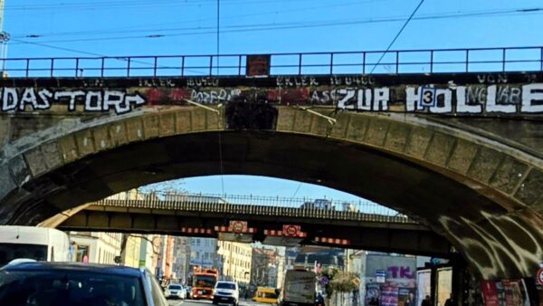 Bröckelnde Bahnbrücke "Tor zur Hölle" - Foto: Archiv Anton Launer