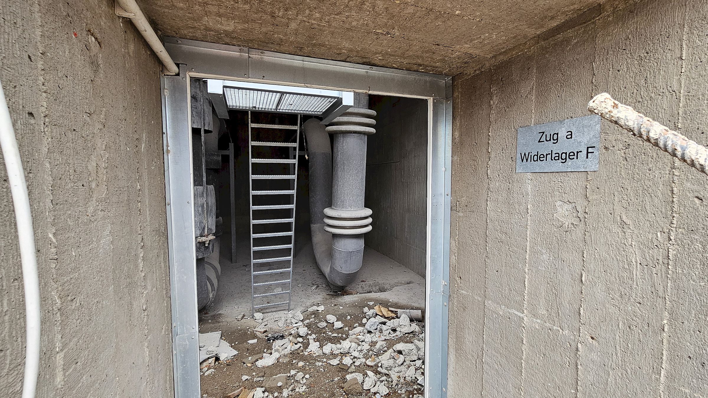 Die Zugänge zu den Widerlagern werden noch verschlossen. Der Bereich unter der ehemaligen Brücke soll zur Elbwiese werden. Foto: Anton Launer