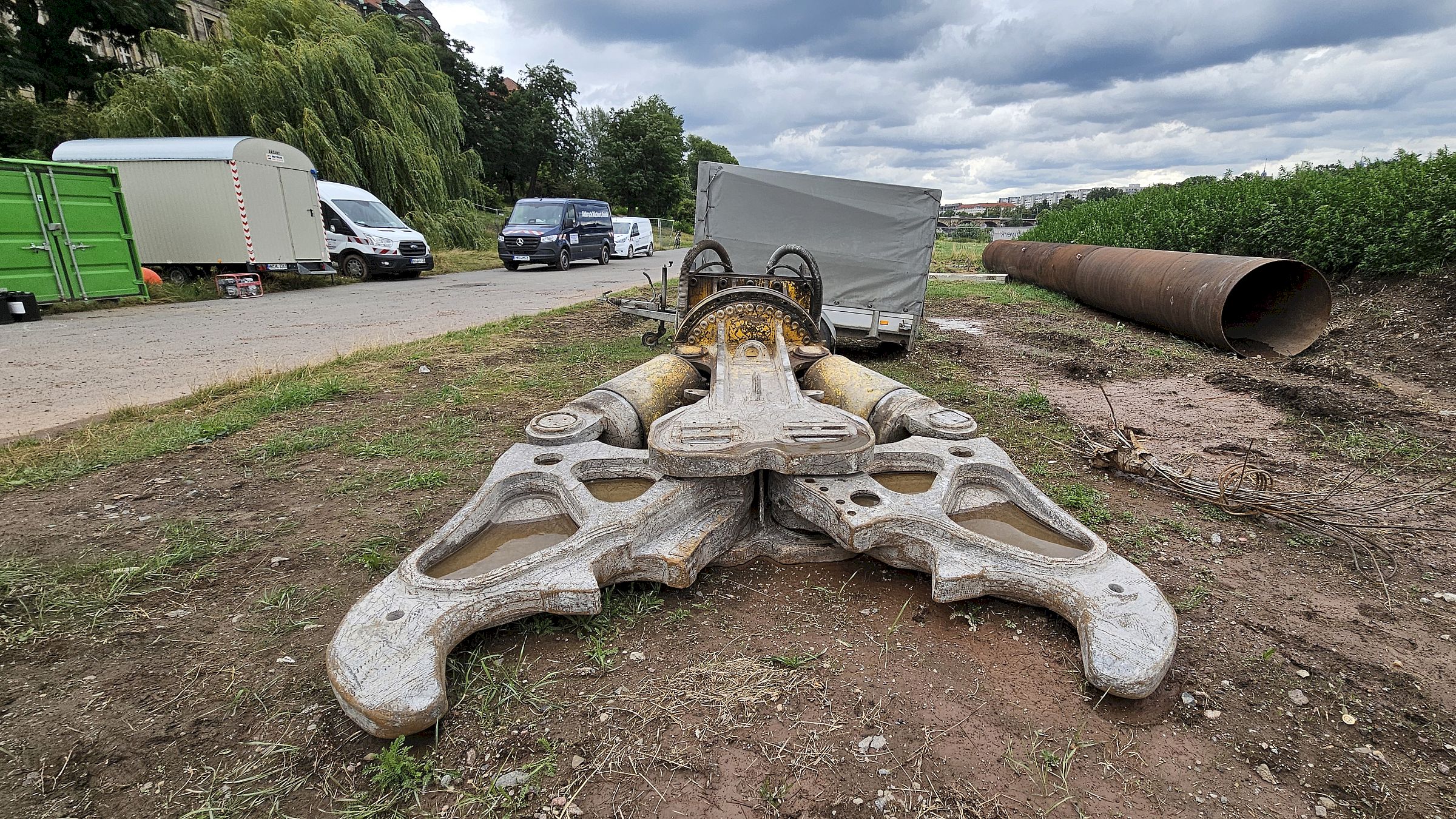Mit solch riesigen Zangen haben die Bauleute die Brücke zerkleinert. Foto: Anton Launer