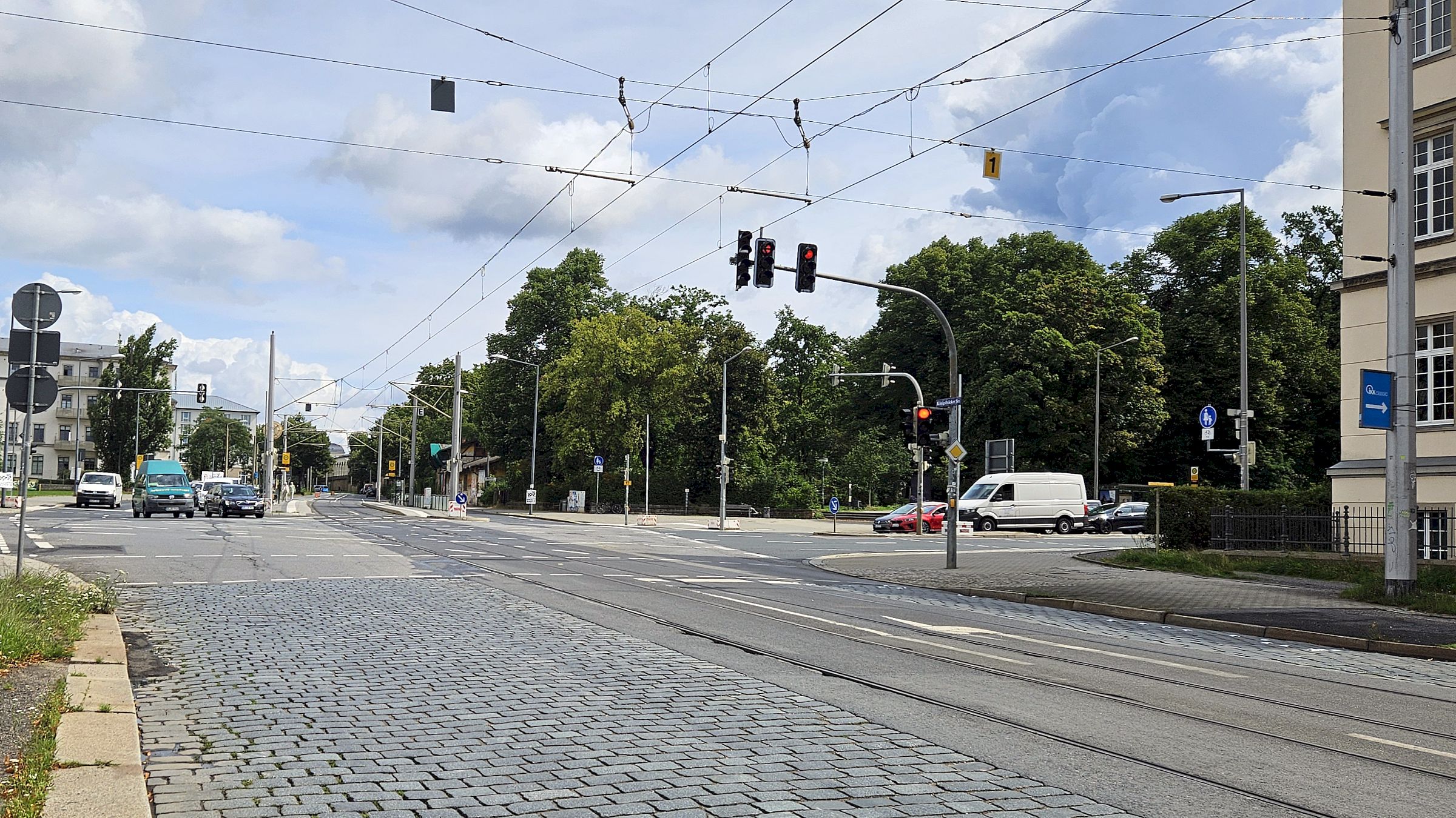 Auf der Königsbrücker kann man nur stadteinwärts die Stauffe geradeaus überqueren. Foto: Anton Launer