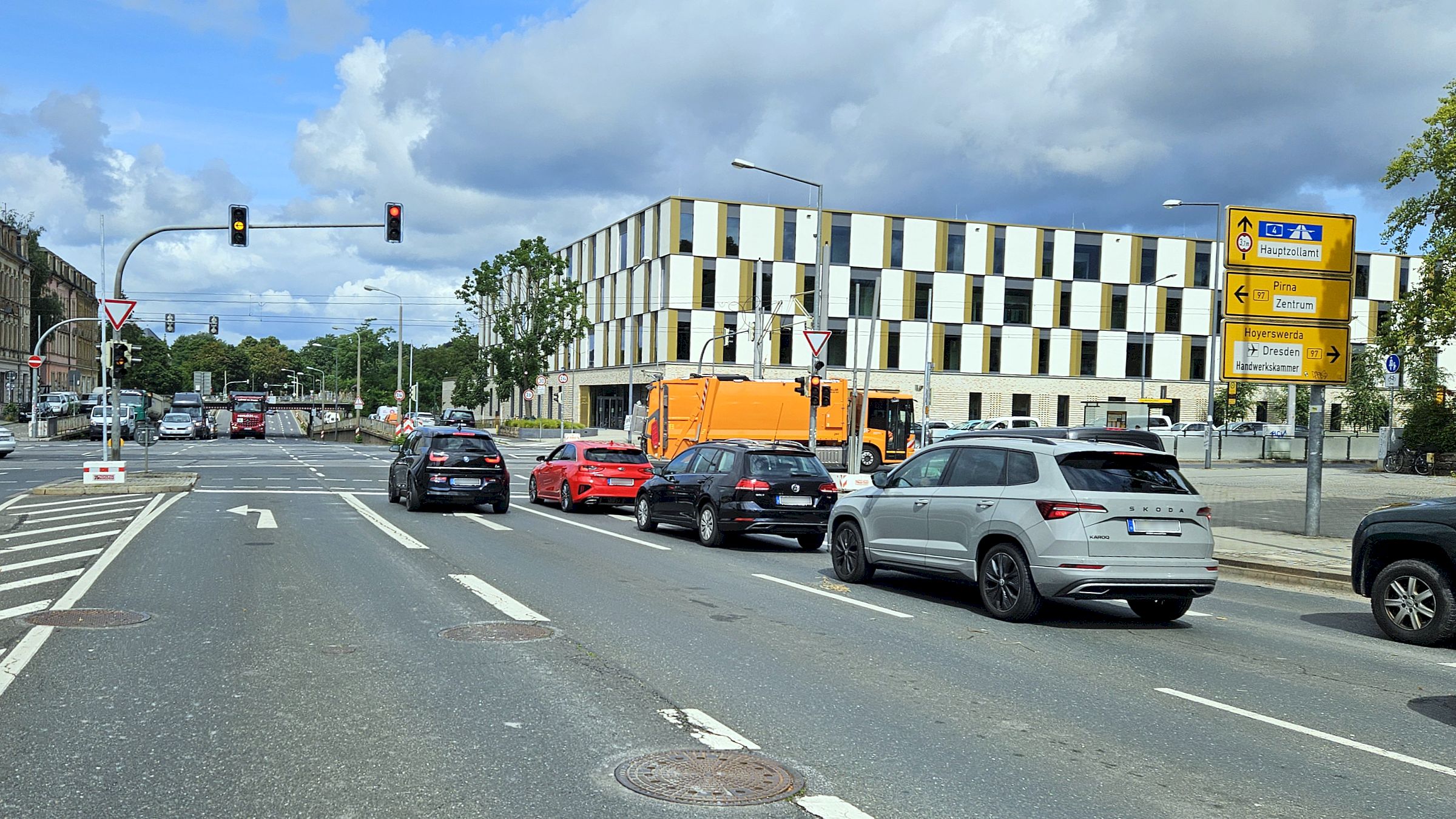 Am Wochenende kann man hier nur rechts Richtung Industriegelände abbiegen. Foto: Anton Launer