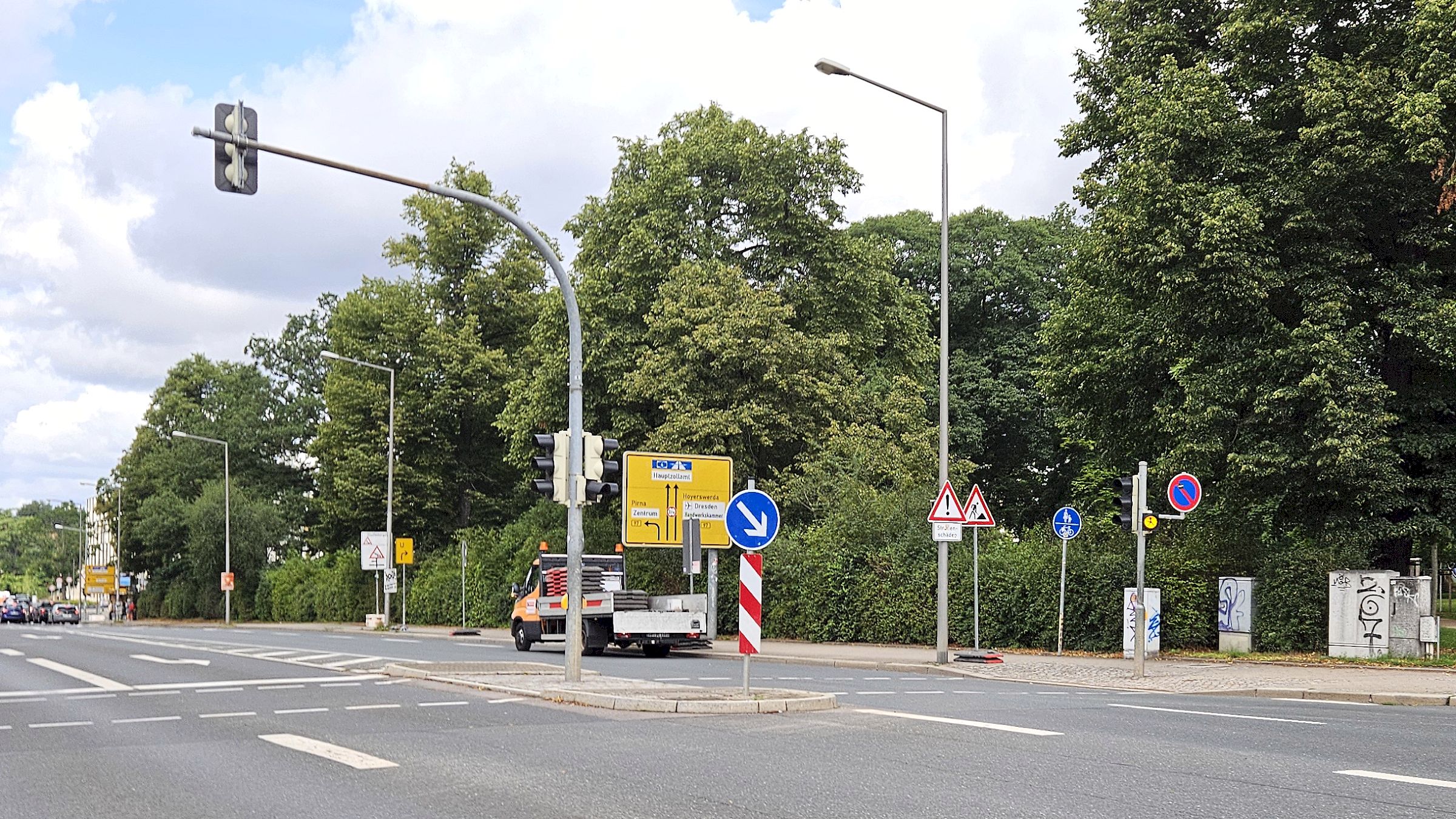 Die Schilder für die Umleitungen werden schon aufgestellt. Foto: Anton Launer
