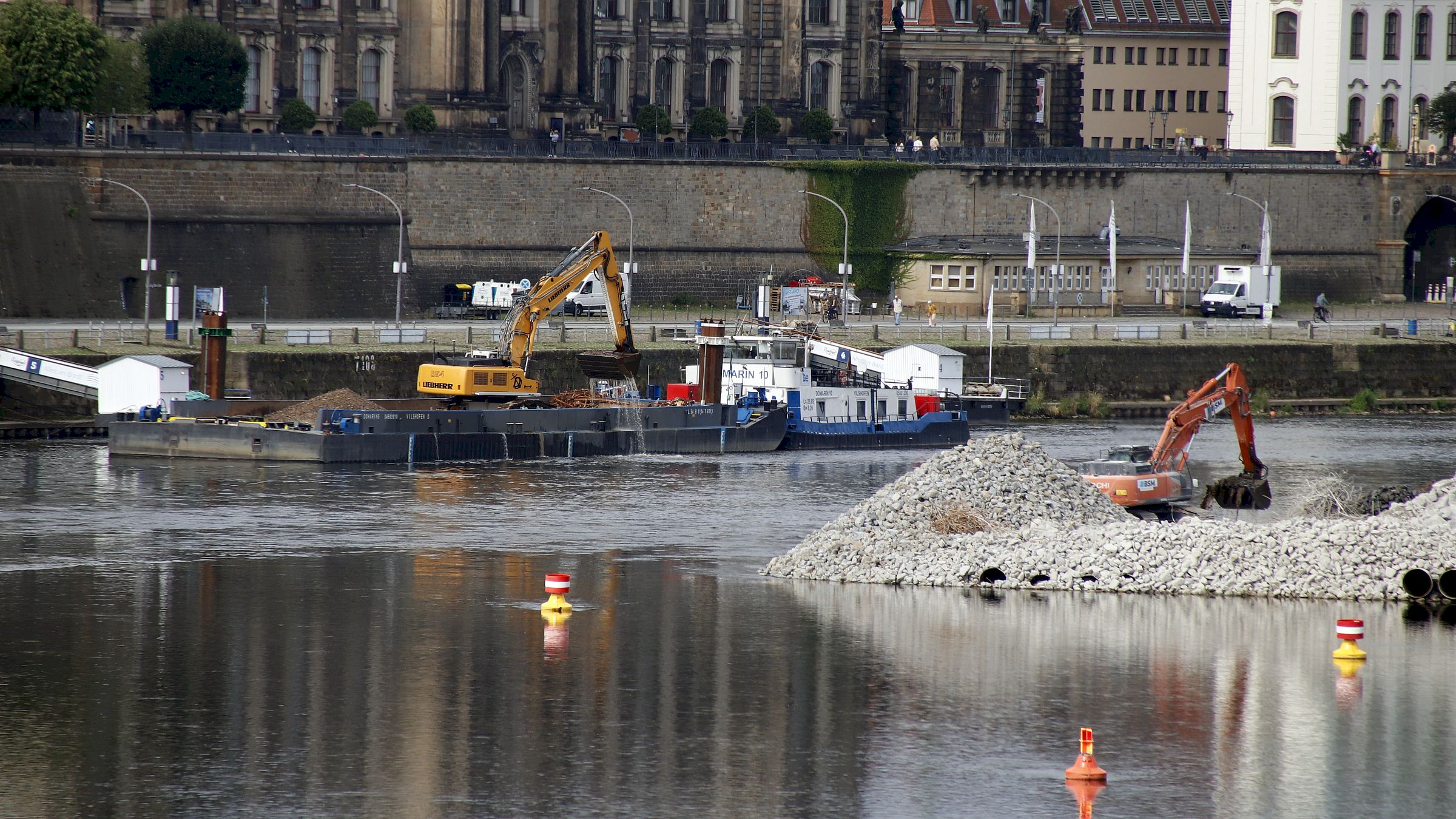 Von der Domarin 10 aus wird die Fahrtrinne der Elbe ausgebaggert. Foto: Anton Launer