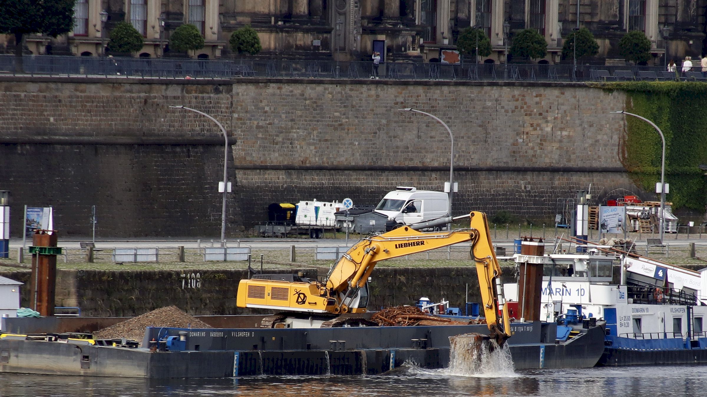 Von der Domarin 10 aus wird die Fahrtrinne der Elbe ausgebaggert. Foto: Anton Launer