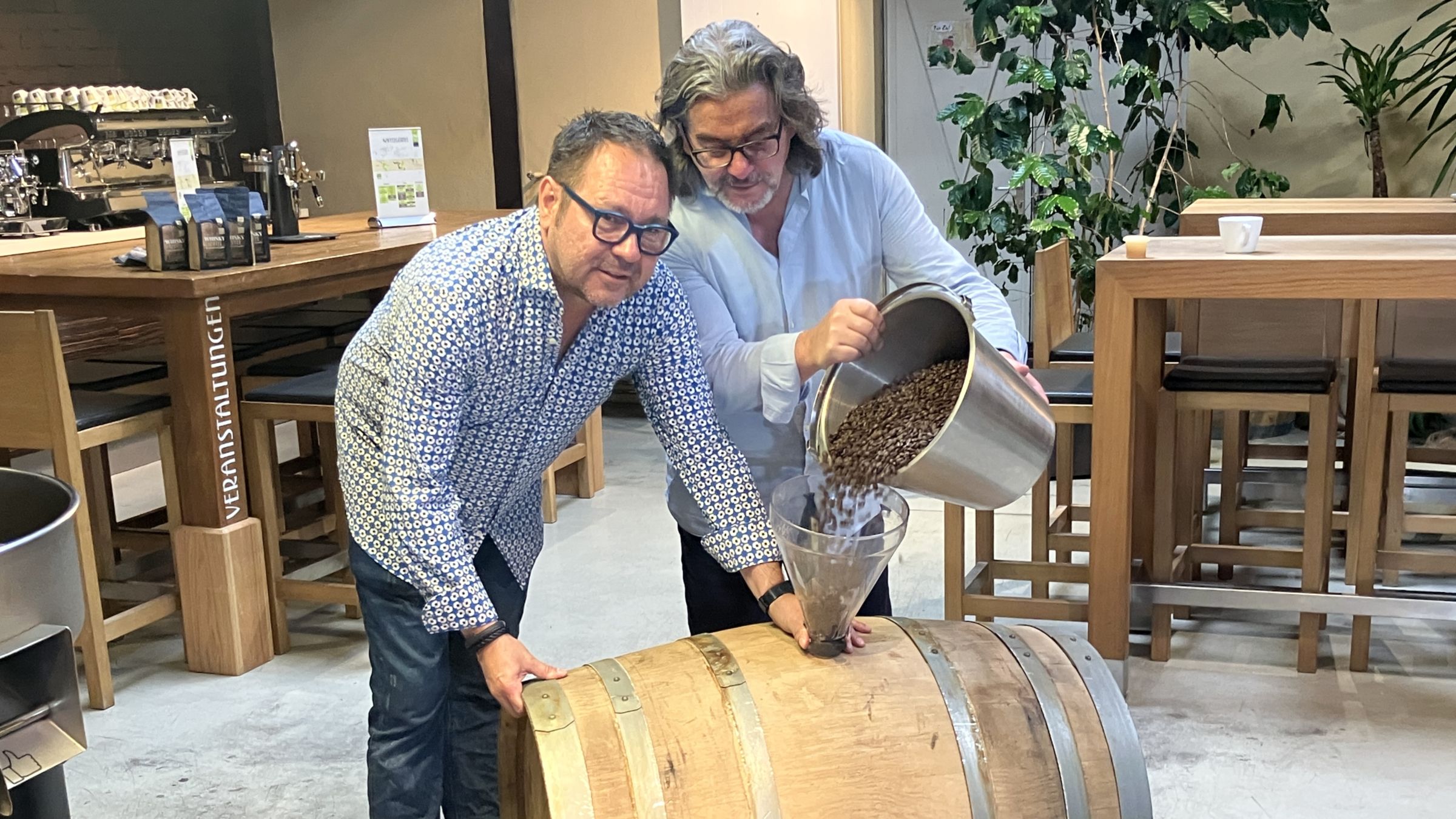 Karsten Lehmann (li., Chef der Dresdner Kaffee und Kakao Rösterei) mit Frank Leichsenring, Gründer der Dresdner Whisky Manufaktur, beim Befüllen eines der nächsten Sherry-Whisky-Fässer. Foto: meeco-communication
