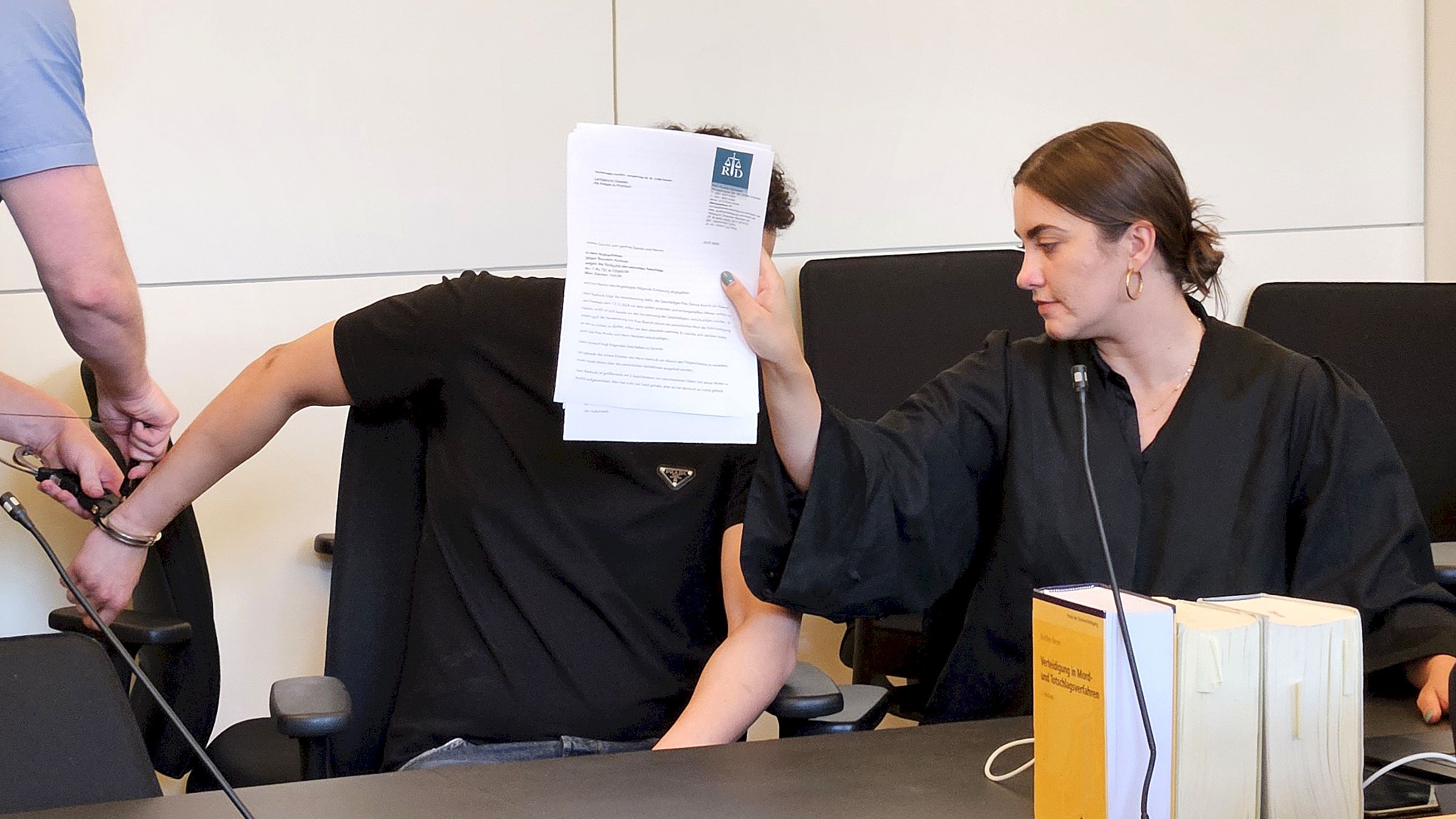 Angeklagter Nurrudin K. und seine Strafverteidigerin Riccarda Dornbach - Foto: Anton Launer