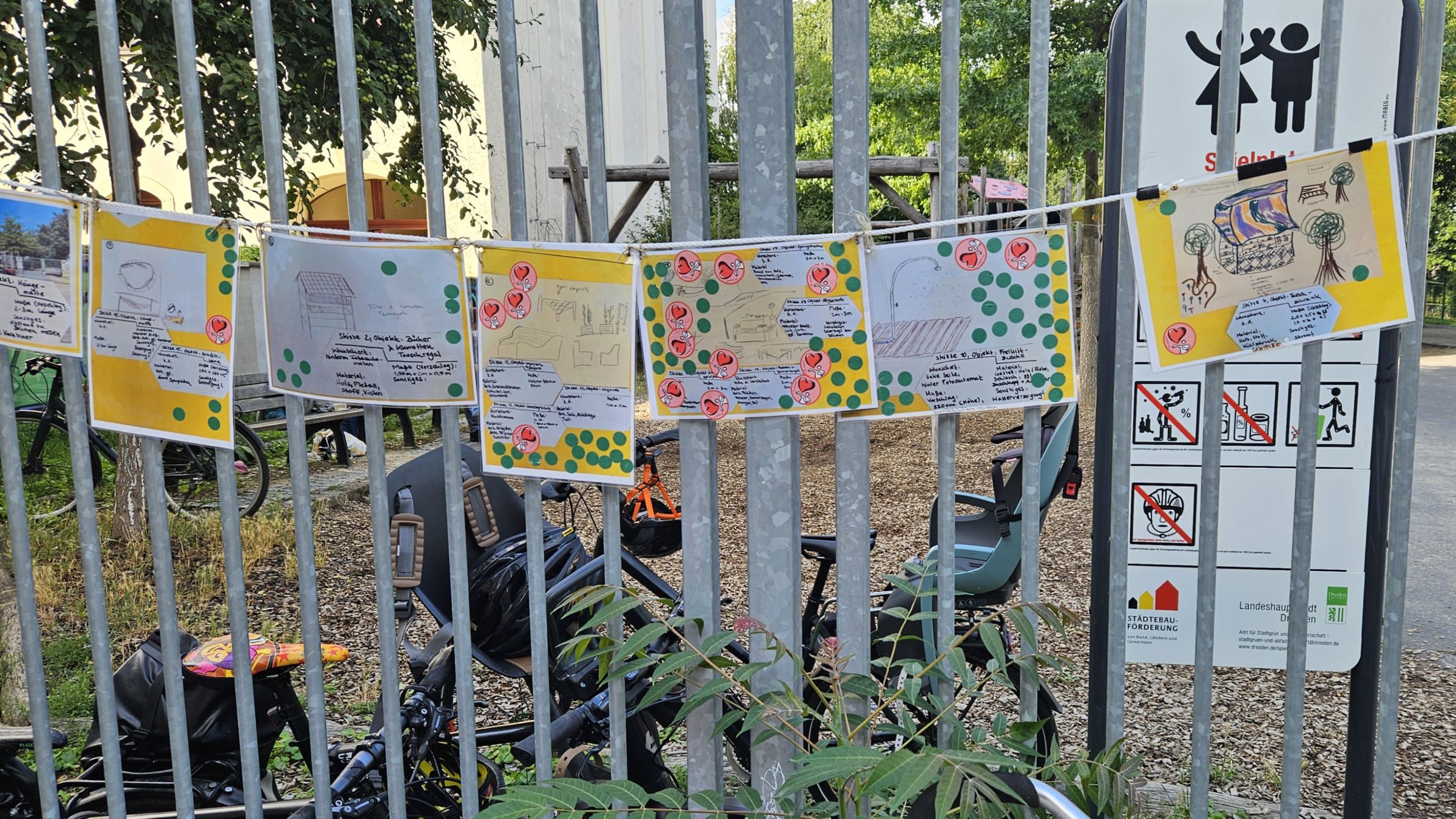 Die Vorschläge der Kids wurden gesammelt und hängen jetzt am Zaun zum Spielplatz aus. Foto: Anton Launer