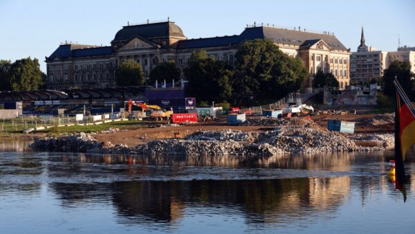Die Baustelle am Elbufer ruht. In dem Bereich wurde am frühen Dienstagmorgen die Weltkriegsbombe gefunden. Foto: Florian Varga