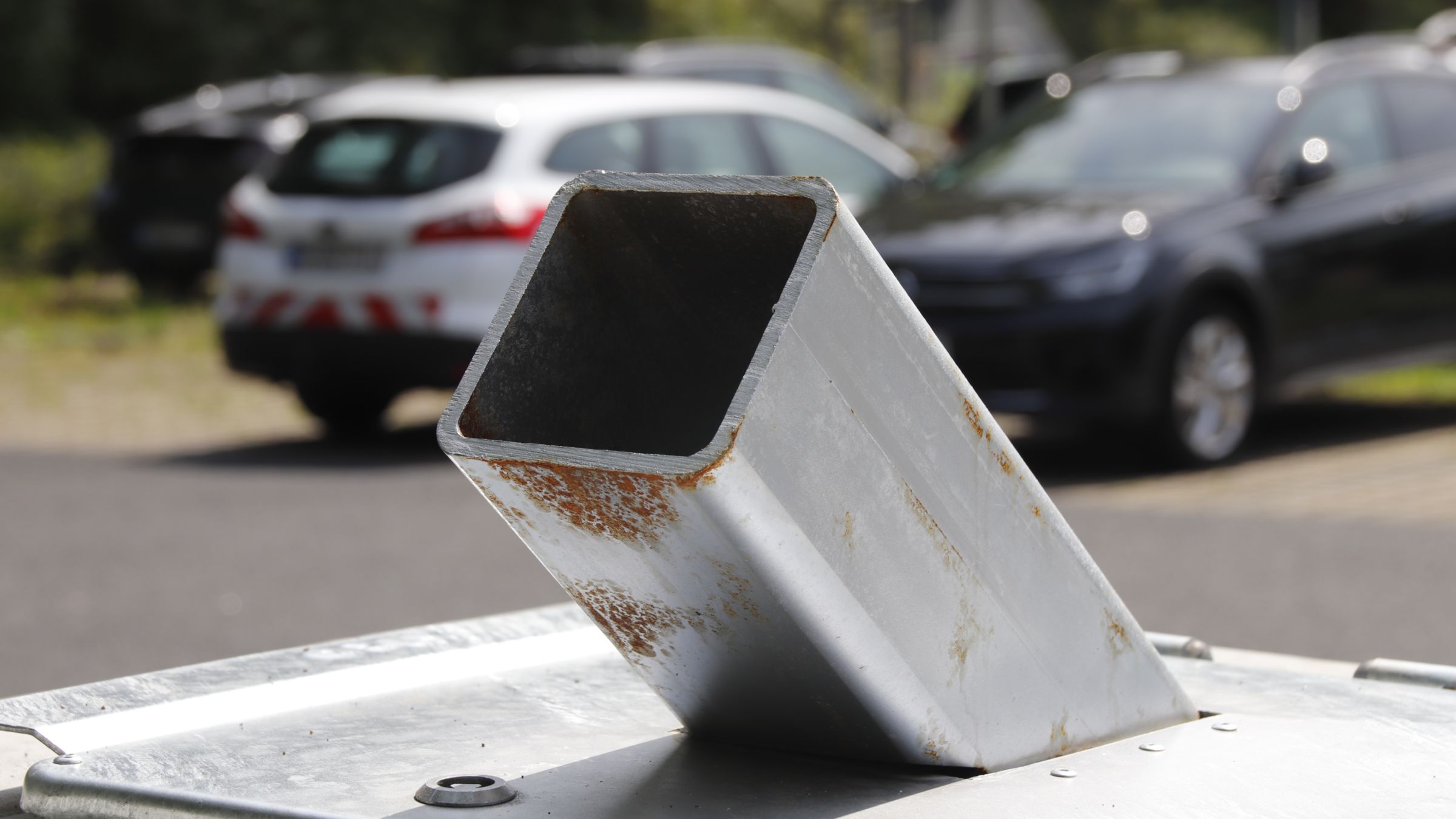 Einwurfschacht für leere Sprühdosen. Foto: Anton Launer