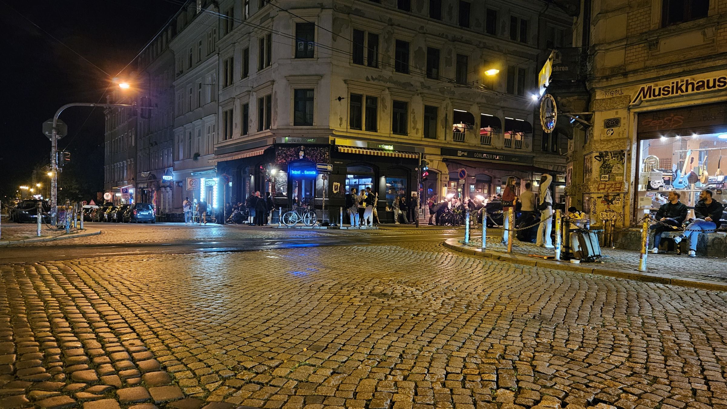 Schiefe Ecke - wie leergefegt, kurz nach Mitternacht - Foto: Anton Launer