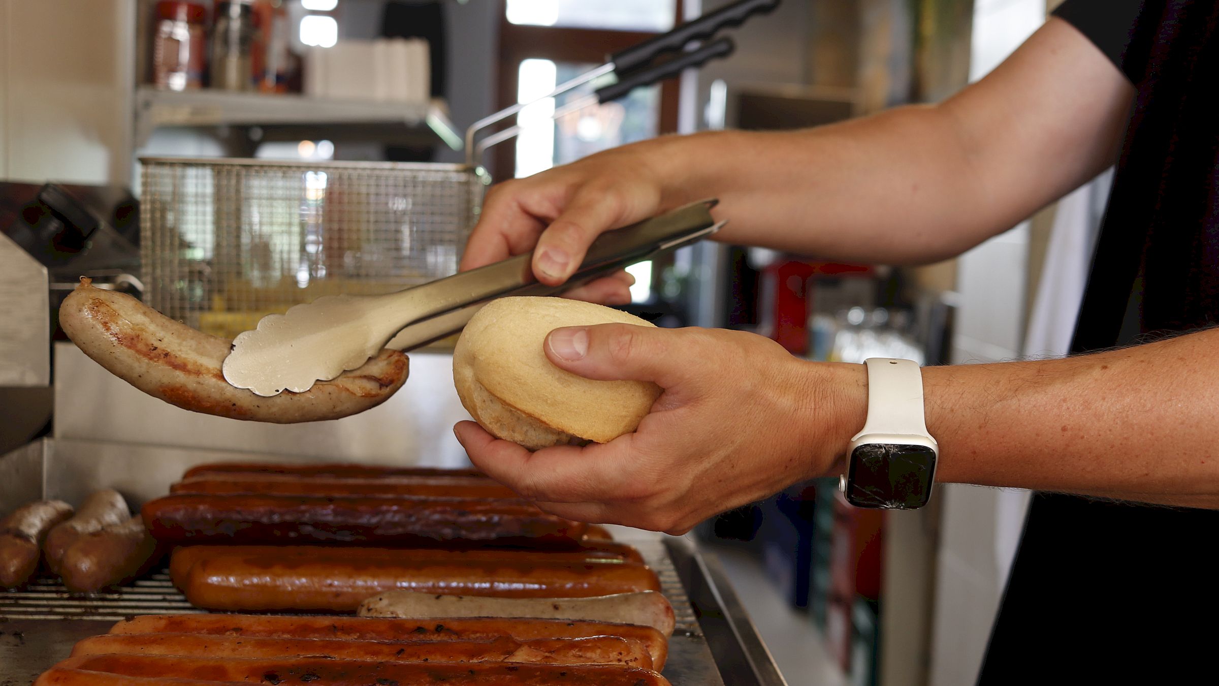 Man hat die Wahl: Brat- oder Currywurst. Foto: Anton Launer