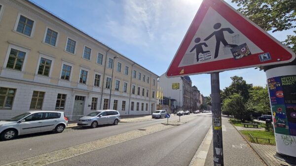 Mittels des Gefahrzeichens Nr. 136 wird auf querende Kinder hingewiesen. Foto: Anton Launer