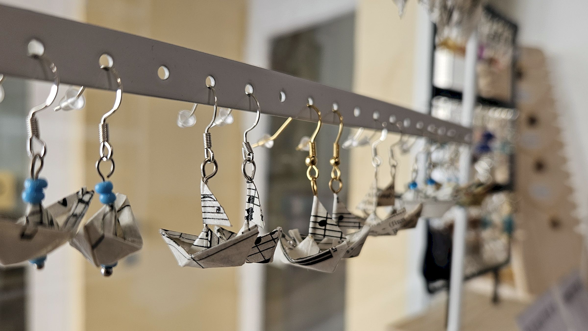 Origami-Ohringe von Mirjam Michel - Foto: Anton Launer