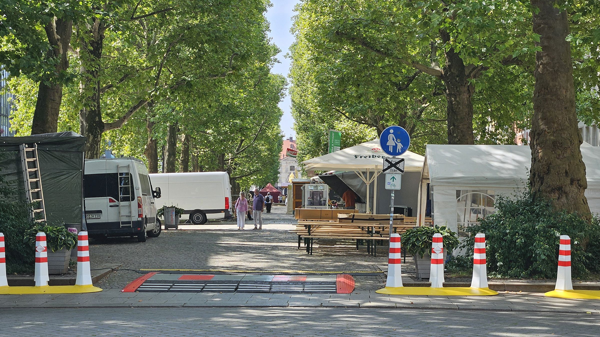 Die Hauptstraße ist wegen des Festes für Radfahrer*innen gesperrt. Foto: Anton Launer