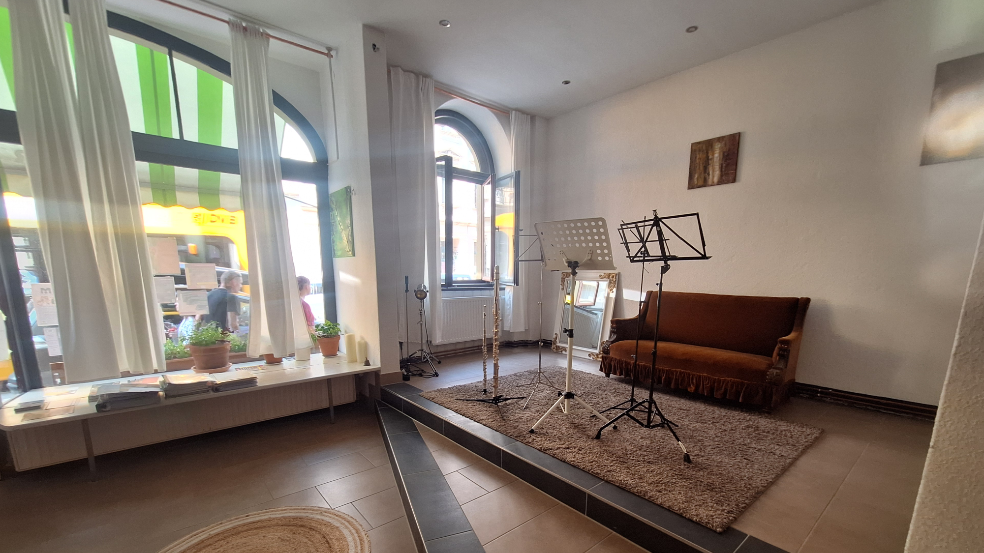 Innen ist Platz für mehrere Musiker - aber auch Tanzproben. 