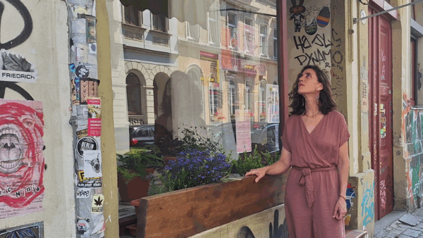 Moriana Krause vor ihrem neu eröffneten MOMA cultura.