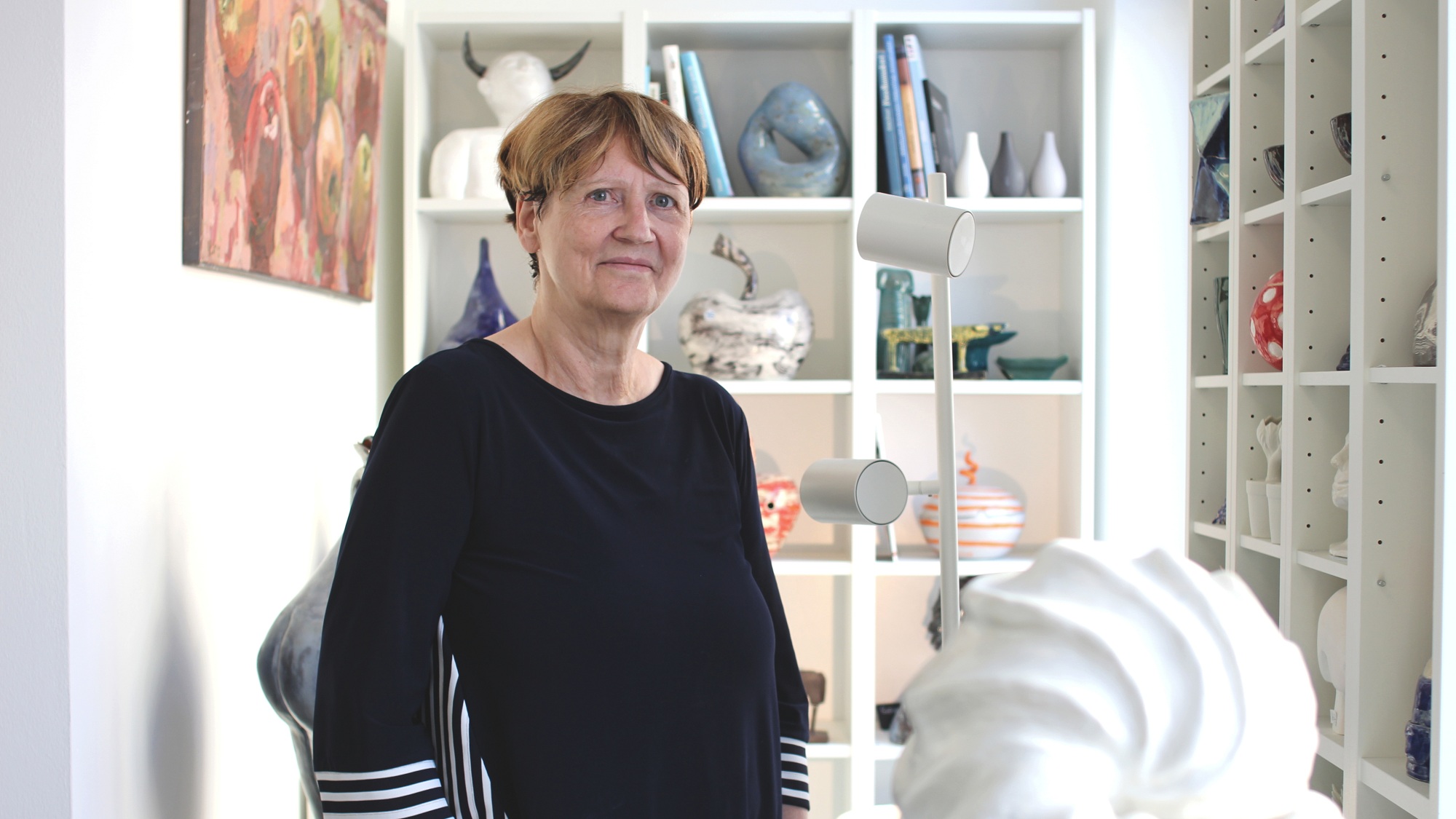 Seit dreißig Jahren in Dresden, seit dreien mit eigenem Atelier in der Bautzner Straße 44 – Andrea Curbach vor einigen ihrer Werke. Foto: Victor Franke