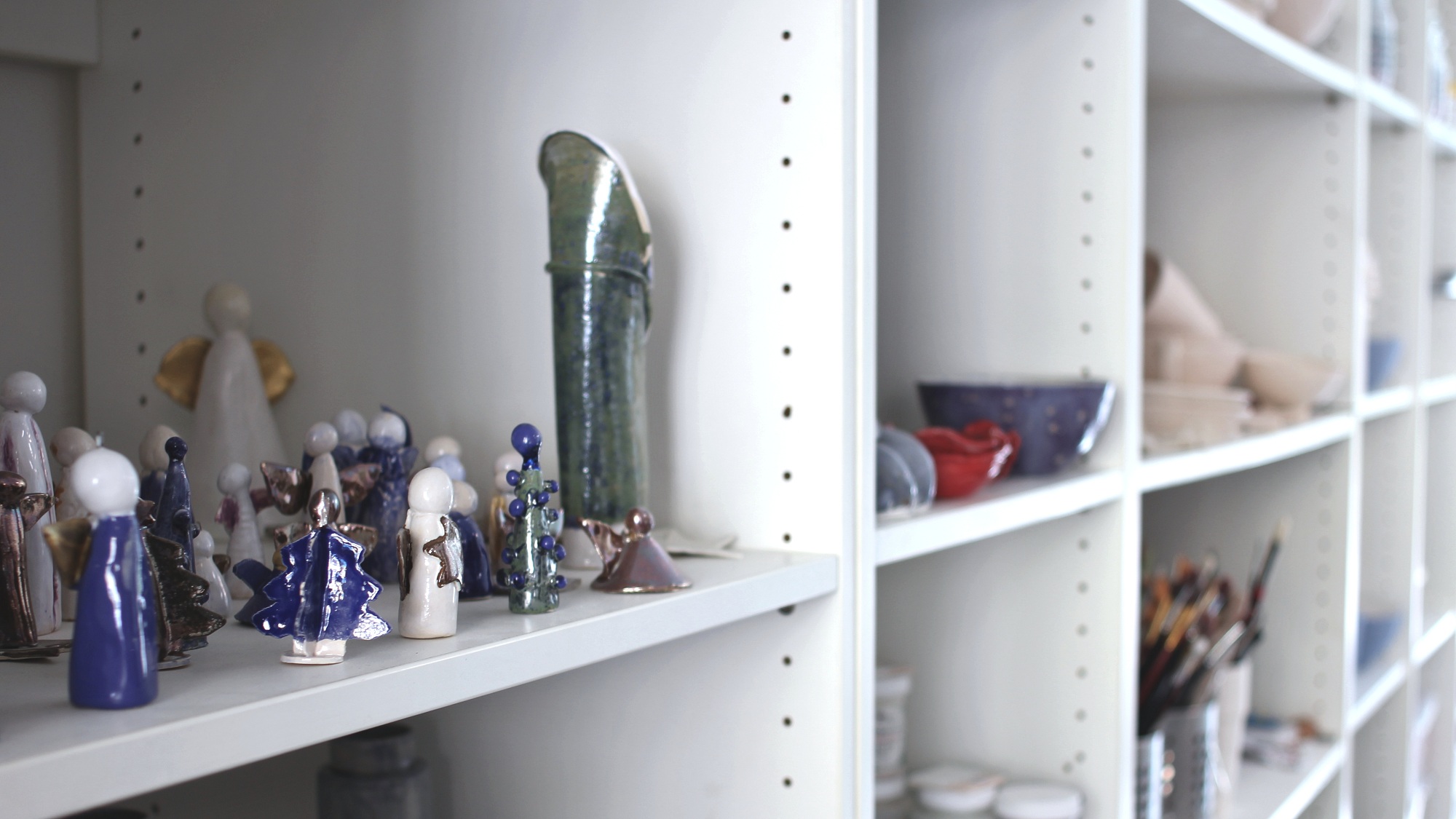 Zu Weihnachten wurden in Andrea Curbachs Atelier dutzende Engel gefertigt. Foto: Victor Franke