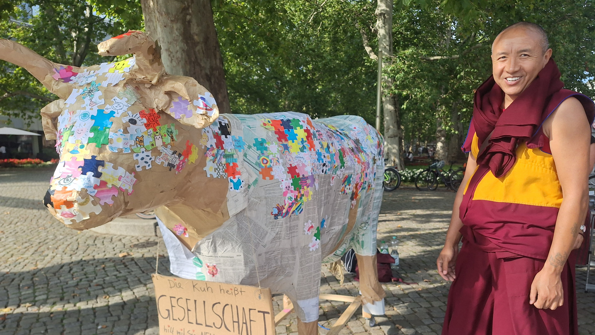 Eine Kuh namens Gesellschaft wird durch Dresden geführt.