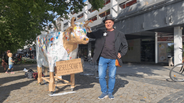 Thomas Preibisch mit seiner Kuh in der Dresdner Hauptstraße.
