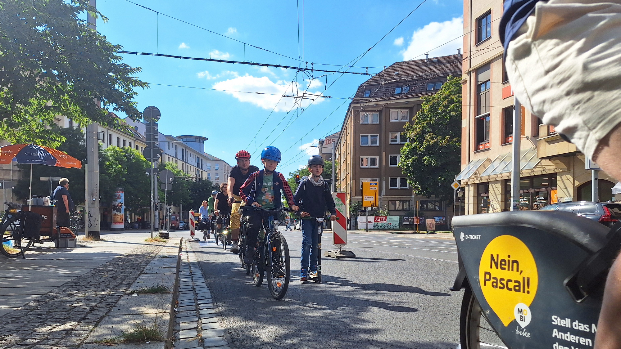 Mit dem Pop-up-Radweg an der Bautzner will der Dresdner ADFC verdeutlichen wie "einfach" Radwege angebracht werden könnten...