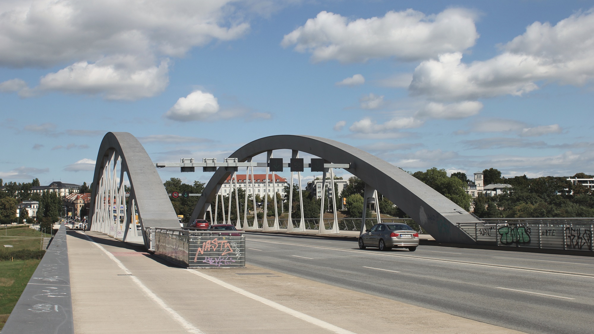 Mit Zwölf schon in der Midlife-Crisis? Die Stadtverwaltung musste verbreitete Schäden an der Waldschlößchenbrücke einräumen. Foto: Victor Franke