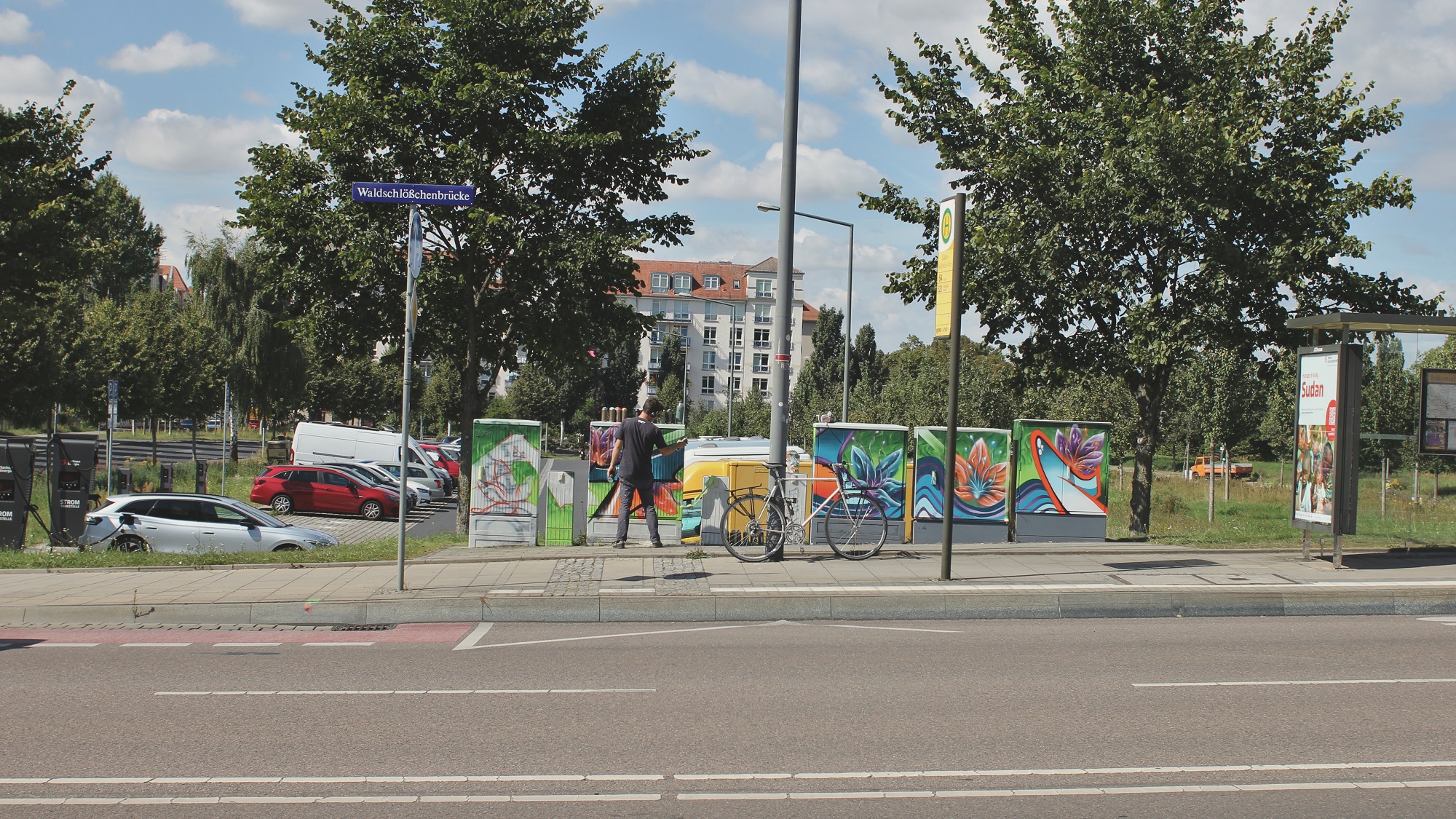 Er darf die Elektrokästen auf der Brückenzufahrt besprühen. Die vielen anderen Graffiti an der Waldschlößchenbrücke führt die Stadt unter den "Schäden" mit auf. Foto: Victor Franke