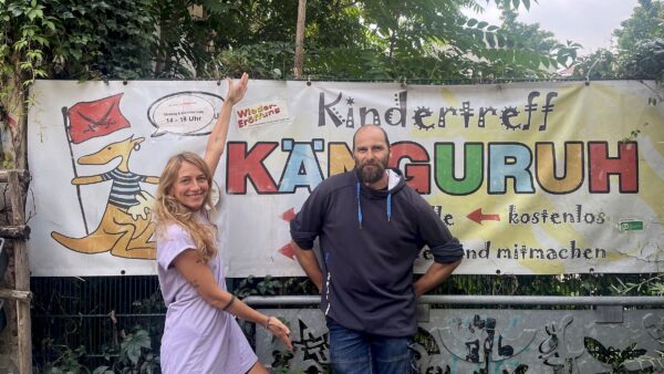 Strahlende Gesichter nicht nur bei den Kindern und Eltern: Auch Karolin Kilian und Lars Hitzing freuen sich über die Wiedereröffnung – Foto: Jonasz Schulze