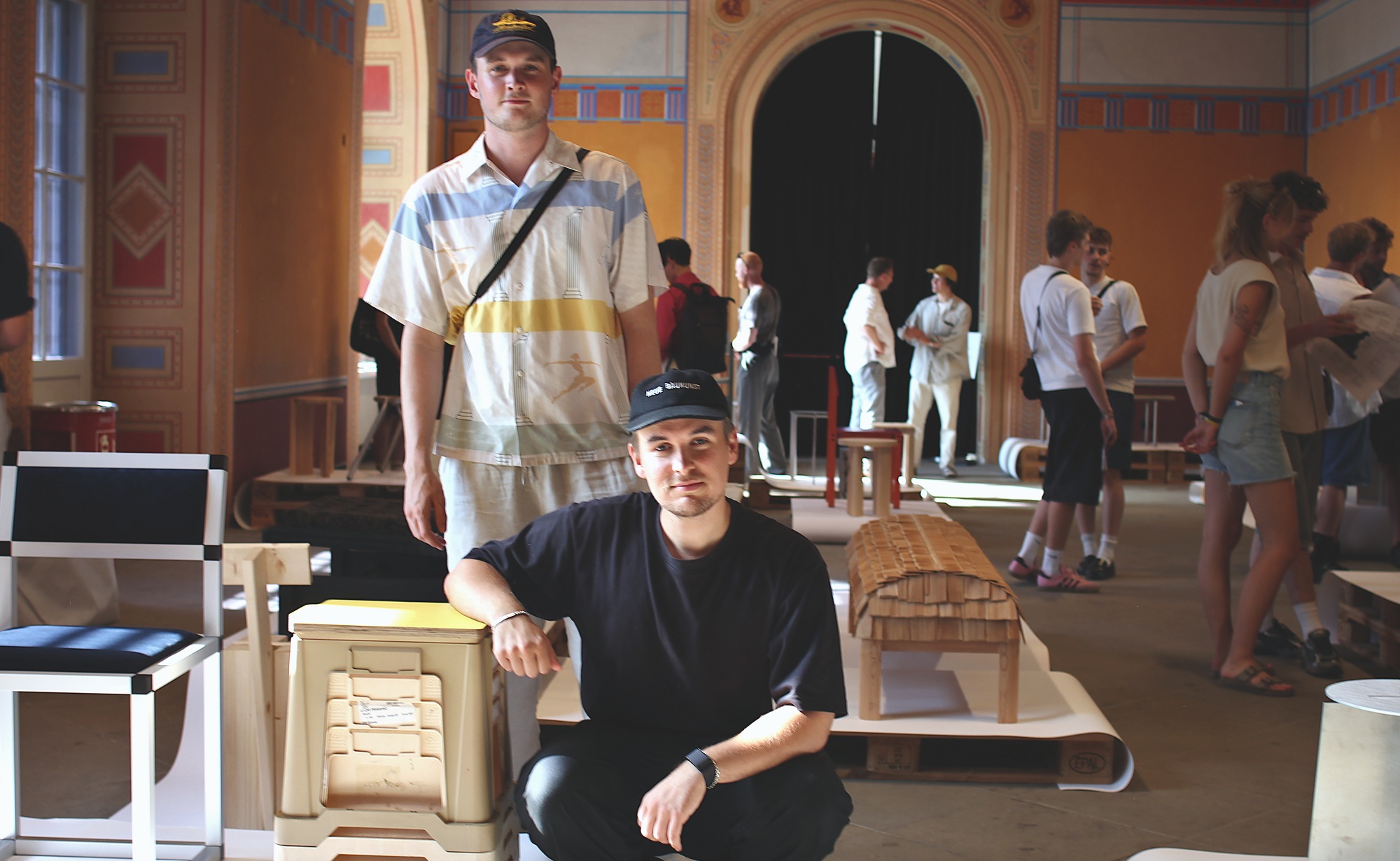 Neben ihren eigenen Entwürfen versammelten Kolja Kirsch (links) und Ole Müller Sitzobjekte zahlreicher Künstler*innen im Japanischen Palais. Foto: Victor Franke