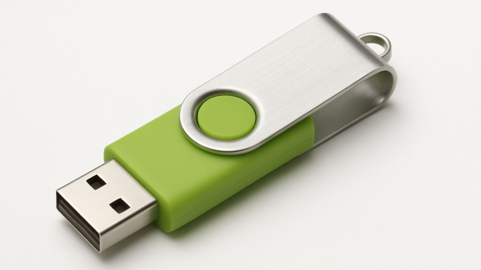 „USB-Stick mit silberner Drehkappe und grünem Gehäuse auf weißem Hintergrund“