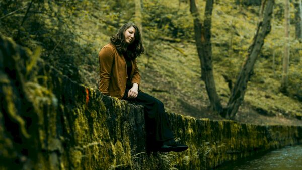 Sängerin, Gitarristin und Violinistin Juliane Liebing. Foto: Johannes Haupt