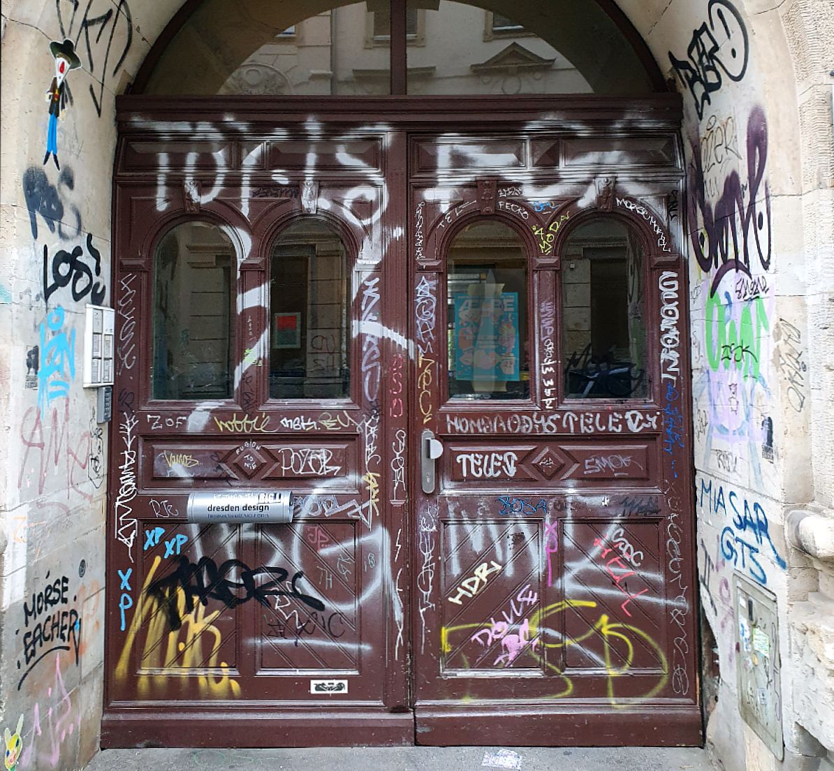 So sah die Tür vor der Gestaltung aus. Foto: privat