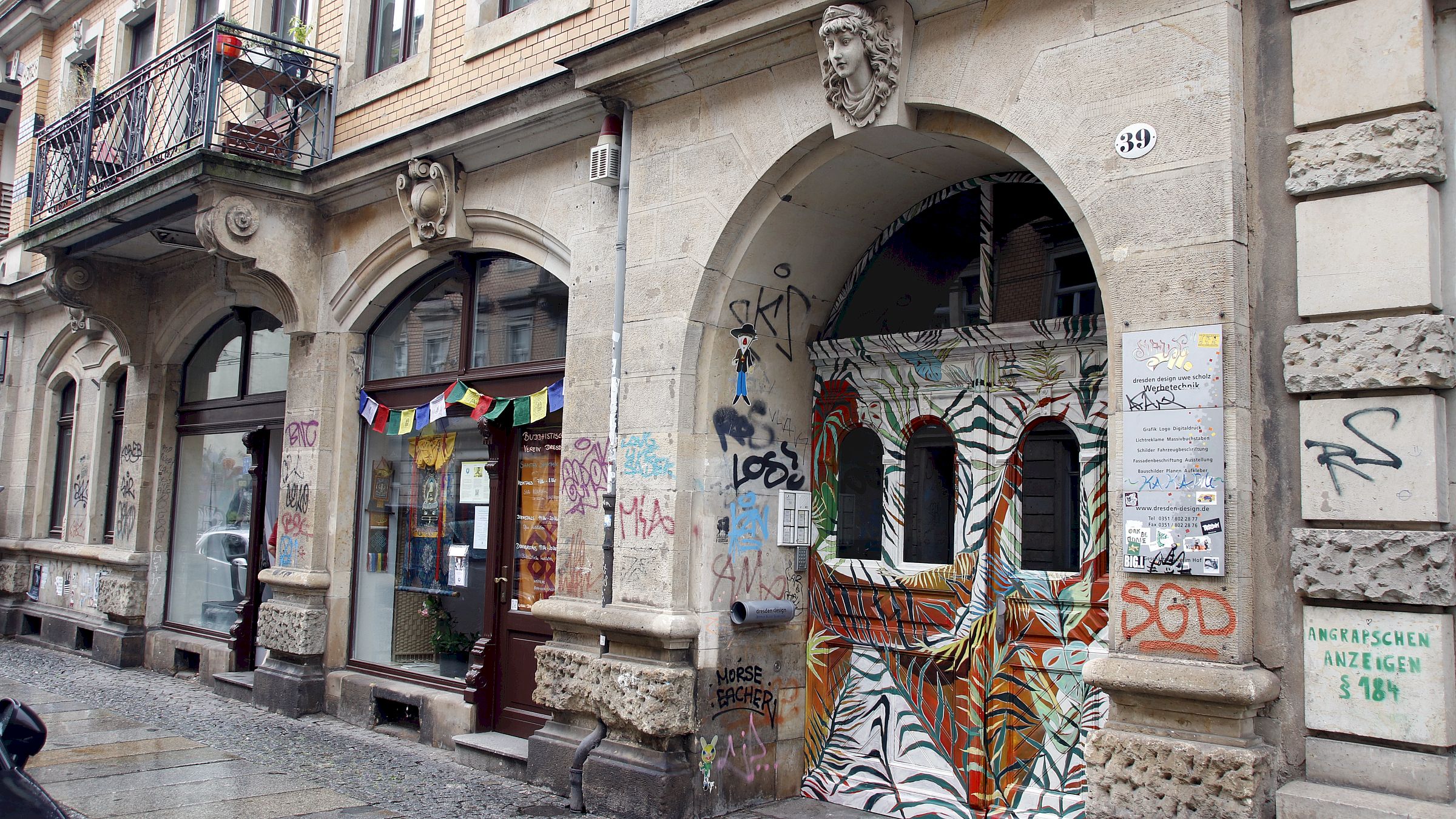 Die künstlerische Gestaltung der Tür soll vor weiteren Tags schützen. Foto: Anton Launer