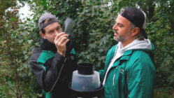 Tigermückenzählen an der Tannenstraße Niclas Münzel und Marco Said Wontke von der Firma APC werten die Fallen aus: Keine Tigermücke gefunden. Foto: Florian Varga