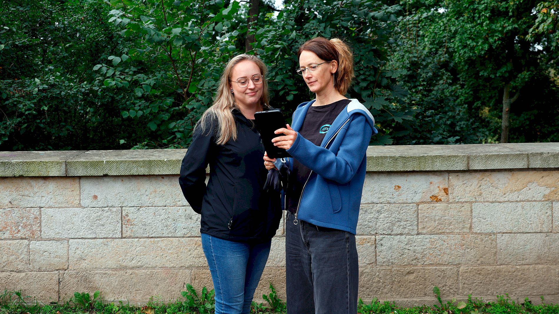 Sie kümmern sich um die Tigermücke: Marie-Luise Buder, Sachgebietsleiterin Infektionsschutz im Amt für Gesundheit und Prävention und Judith Auer, Biologin und Projektmanagerin bei APC. Foto: Florian Varga