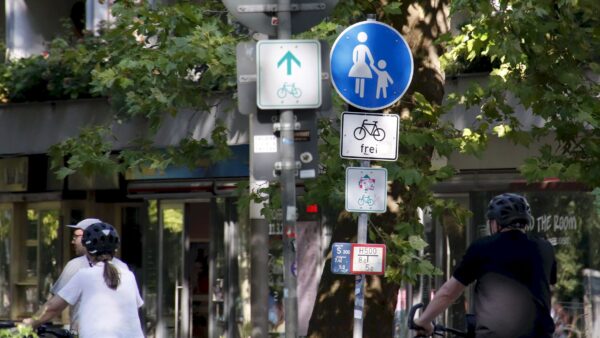 Ist es nun eine Radroute oder ein Fußweg oder gar beides. Die Beschilderung lässt derzeit Interpretationsspielraum zu. Foto: Anton Launer