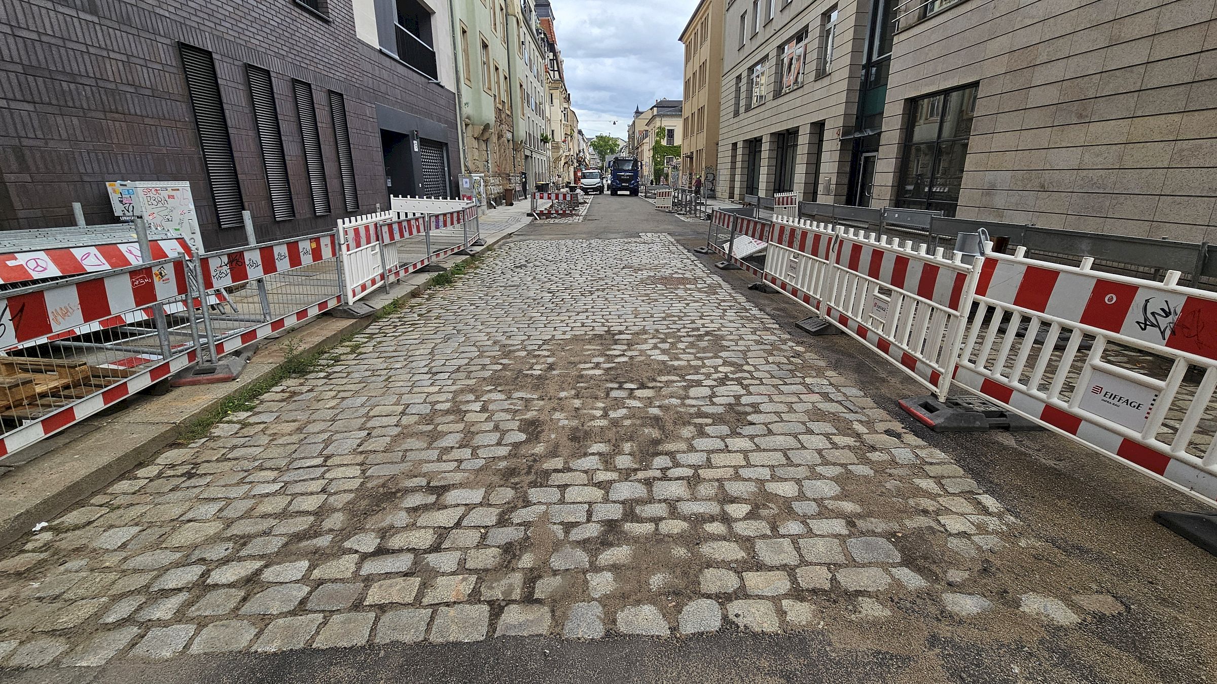 Am Ausgang zur Königsbrücker bleibt das Pflaster vorerst erhalten, dass soll dann im Zuge der Sanierung der Königsbrücker Straße ausgetauscht werden. Foto: Anton Launer