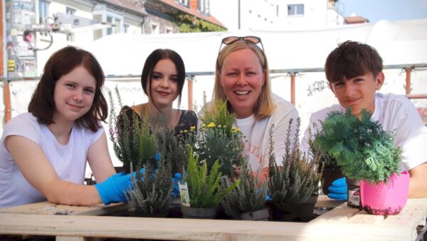 Almut, Amélie, und Victor mit ihrer Lehrerin Katrin Tetzlaff, Foto: Anton Launer