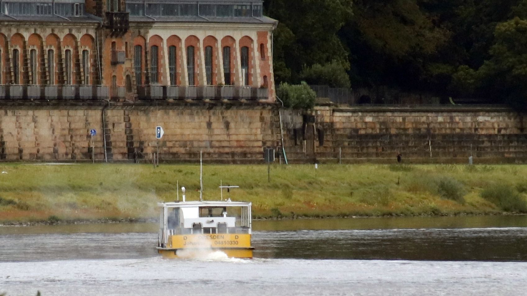 Die "Johanna" verdrückt sich nach Laubegast. Ihre Anlegestellen wurden demontiert. Foto: Anton Launer