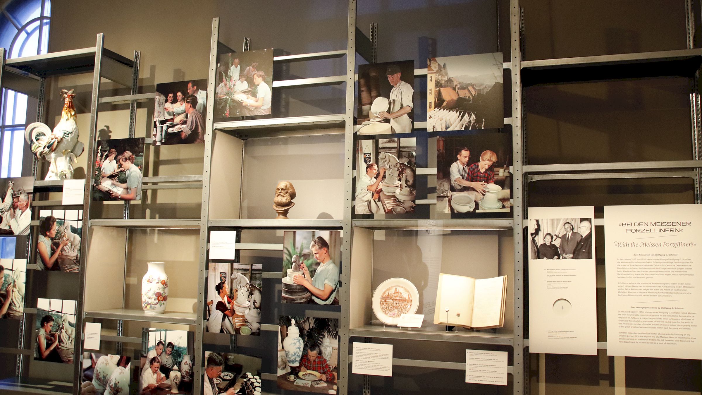 Ein Raum widmet sich den Arbeitsbedingungen in der Manufaktur in Meißen. Foto: Anton Launer
