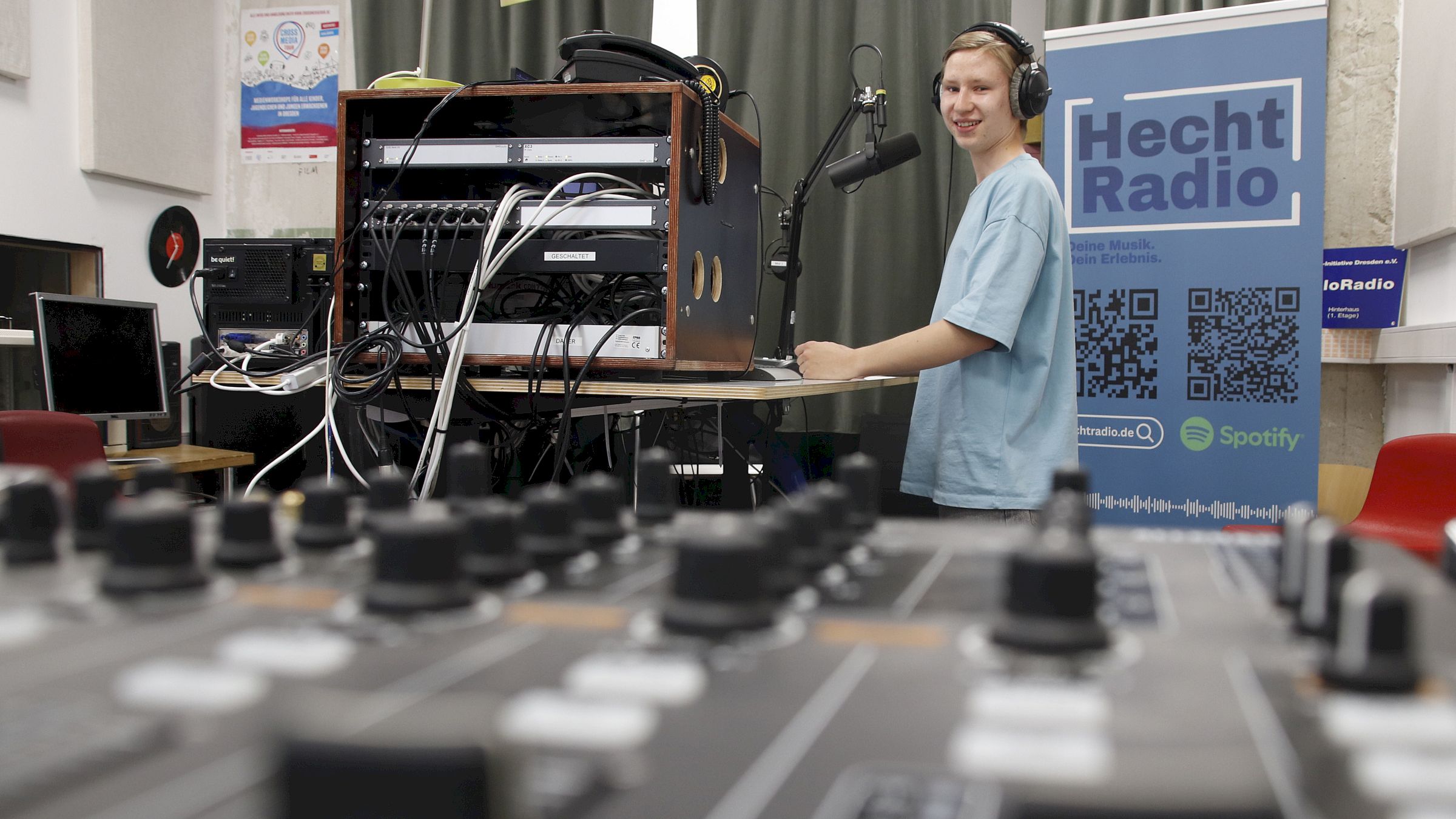 Mit der Technik im Studio hat er sich ganz schnell zurechtgefunden. Foto: Anton Launer
