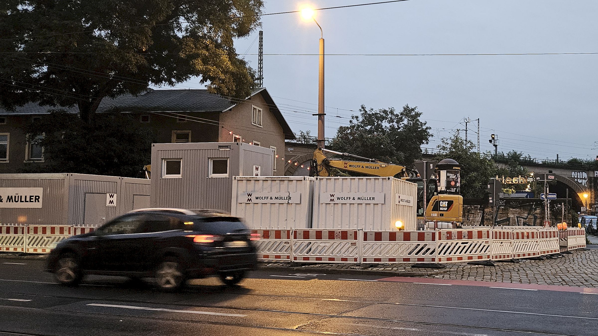 Am Bischofsplatz stehen schon die Baucontainer - Foto: Anton Launer