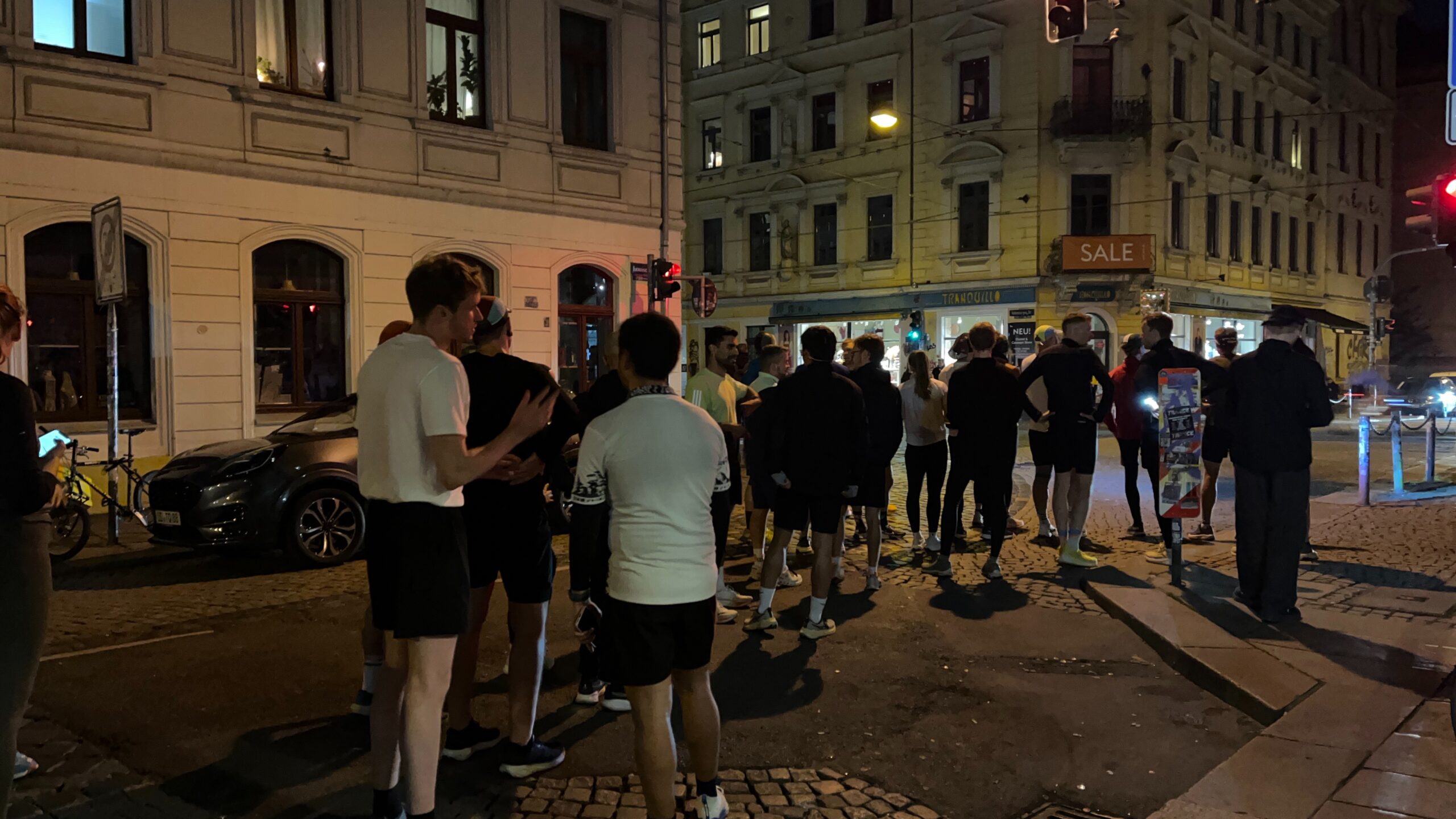 Ampel-Pause am Eck: Smalltalk statt Sterni – Foto: Jonasz Schulze