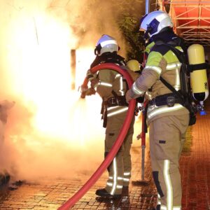 Feuerwehrleute löschen einen Mülltonnenbrand. Symbolbild - Foto: Roland Halkasch