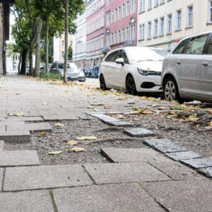 Der Gehweg an der Friedensstraße kann derzeit nur ganz vorsichtig begangen werden - Foto: Sebastian Diehl