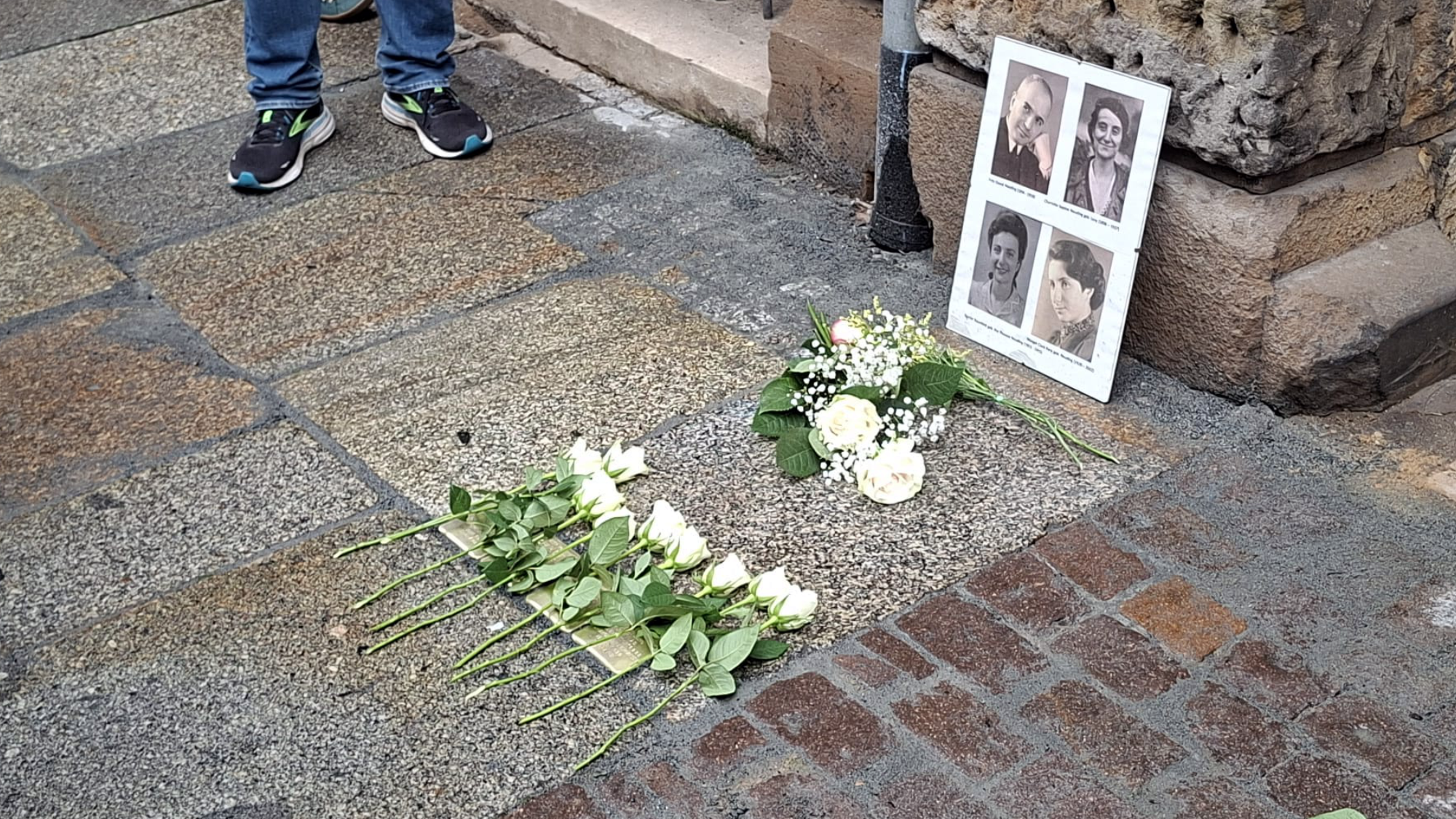 Geschmückte Stolpersteine in der Tieckstraße 15.