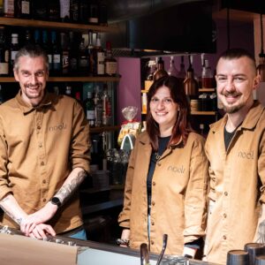 Sternekoch Konrad Lange, Barkeeperin Luisa Fritsche und Barkeeper Toomas Laur im "nook – sips in a kitchen". Foto: Sebastian Diehl